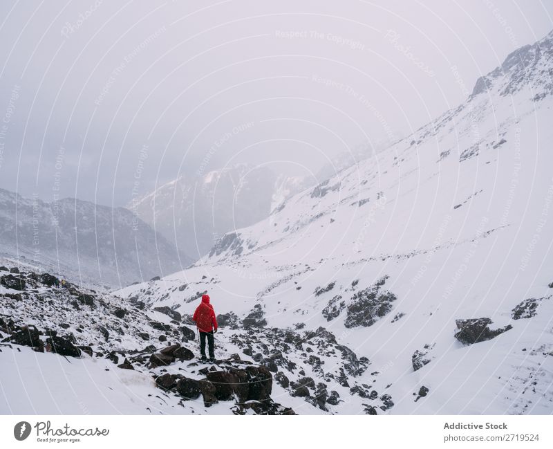 Anonyme Person in verschneiten Bergen Mensch Berge u. Gebirge Tourismus Winter Landschaft Felsen Abfahrt Schnee Wege & Pfade laufen Ferien & Urlaub & Reisen