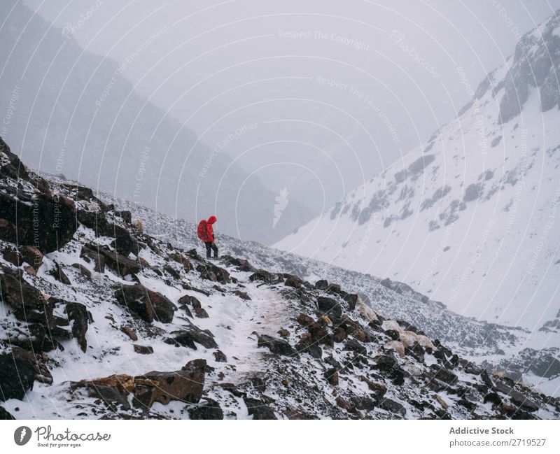 Person im Schneesturm in den Bergen Mensch Berge u. Gebirge Tourismus Winter Landschaft Felsen Abfahrt Wege & Pfade laufen Ferien & Urlaub & Reisen Natur