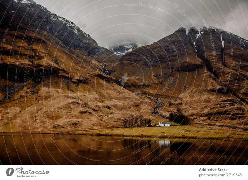 Kleines Haus am See und in den Bergen Küste Felsen Hügel Berge u. Gebirge weiß Schnee Landschaft Natur Wasser natürlich Stein schön Nebel Wolken Schottland Gras