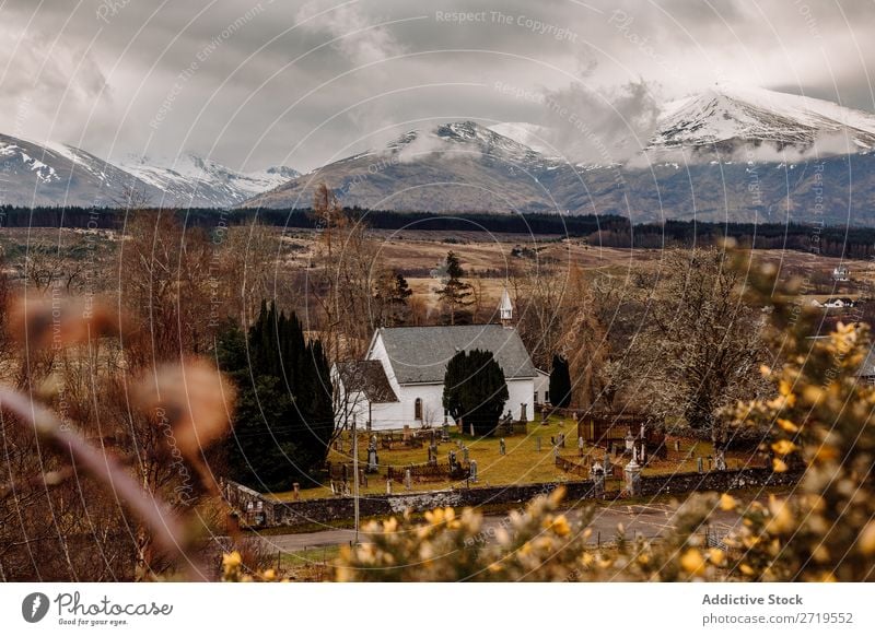 Kleine Kirche in den Bergen Berge u. Gebirge Wolken Gras Haus klein regenarm Natur Landschaft natürlich Ferien & Urlaub & Reisen Felsen Tourismus Stein Tal