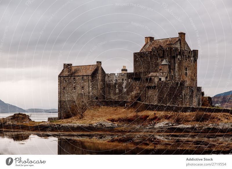 Historisches Schloss am See Burg oder Schloss alt historisch Küste Felsen Hügel Berge u. Gebirge Landschaft Natur Wasser natürlich Herrenhaus groß Stein schön