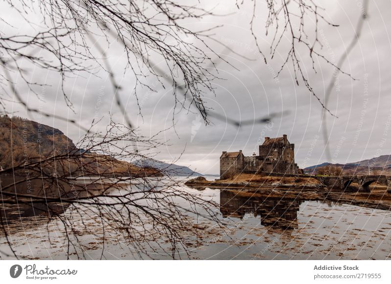 Historisches Schloss am See Burg oder Schloss alt historisch Küste Felsen Hügel Berge u. Gebirge Landschaft Natur Wasser natürlich Herrenhaus groß Stein schön