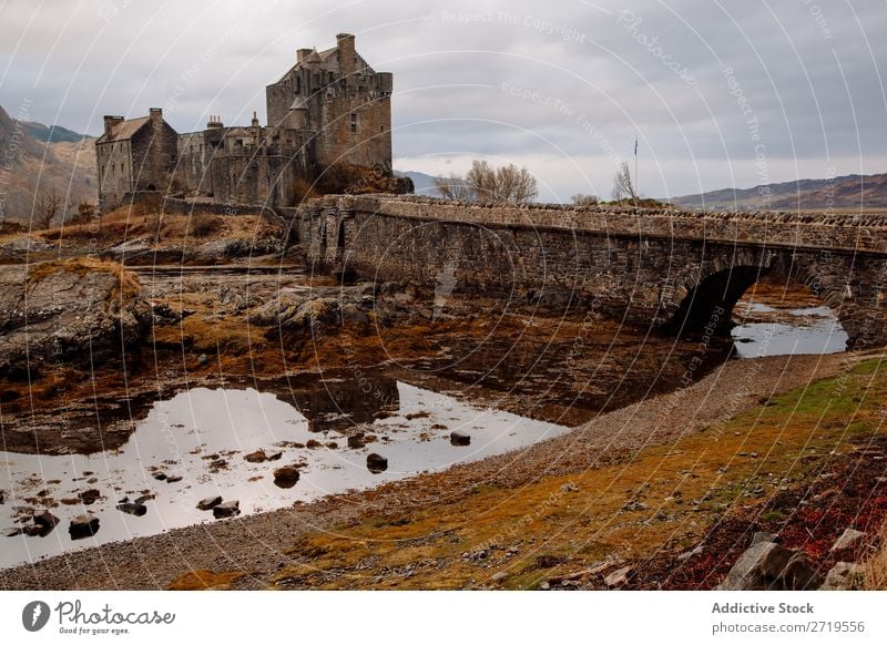 Historisches Schloss am See Burg oder Schloss alt historisch Küste Felsen Hügel Berge u. Gebirge Landschaft Natur Wasser natürlich Herrenhaus groß Stein schön