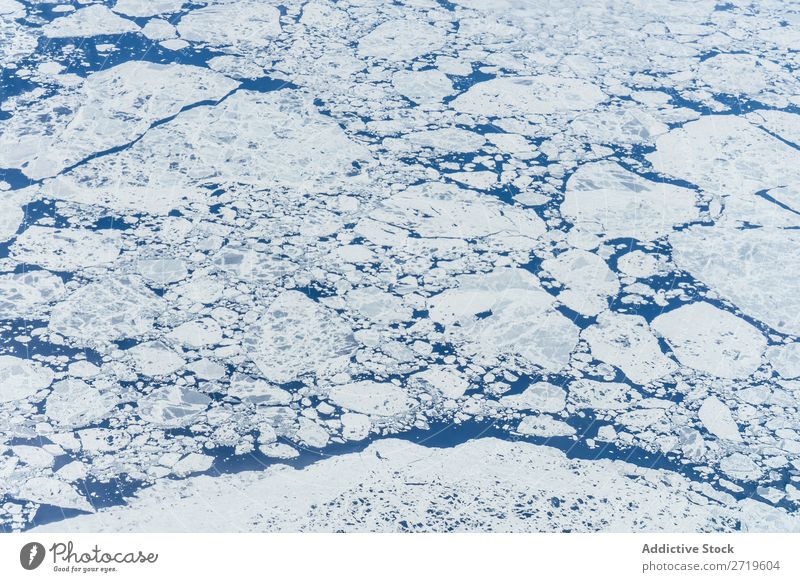 Eis, das im blauen Wasser schwimmt. Hintergrundbild Meer fließen gefroren Gletscher Natur anschaulich kalt frisch Licht Sauberkeit liquide durchsichtig weiß