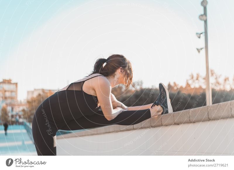 Frau streckt Bein am Zaun aus sportlich hübsch Jugendliche strecken Beine Biegen Park Großstadt schön Sport Lifestyle Stil attraktiv Pose Gesundheit Erholung