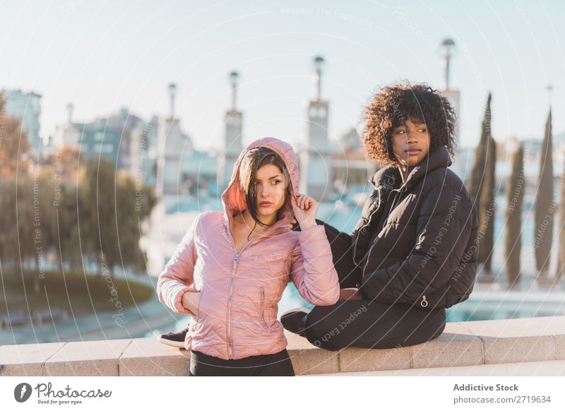 Fröhliche Frauen, die am Zaun posieren. hübsch schön Jugendliche Teich Park Coolness Großstadt Stadt Stil Porträt Mensch attraktiv lockig schwarz Gesicht