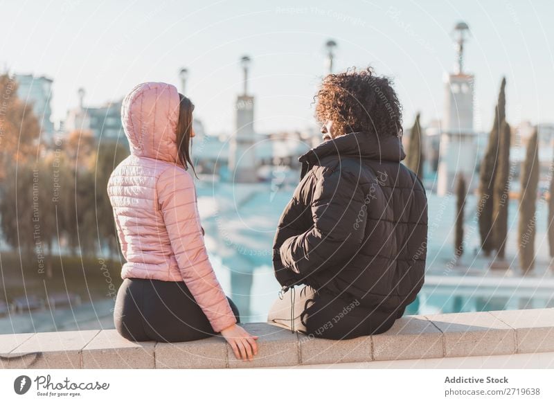 Fröhliche Frauen, die am Zaun posieren. hübsch schön Jugendliche Teich Park Coolness Großstadt Stadt Stil Porträt Mensch attraktiv lockig schwarz Gesicht