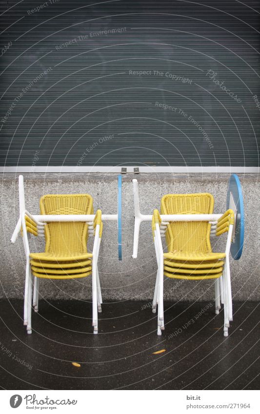 Mucki-Bude... Möbel Stuhl Tisch schlechtes Wetter stehen gelb schwarz Bar Korbstuhl Gartenstuhl Rollladen Kiosk geschlossen Feiertag Sonntag Pause ruhen