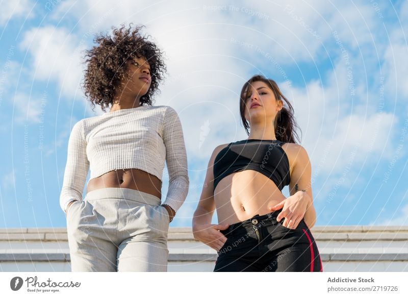 Junge, stylische Frauen auf der Treppe hübsch schön Jugendliche Blick in die Kamera Hände in den Taschen Zusammensein Coolness Großstadt Stadt Stil Porträt