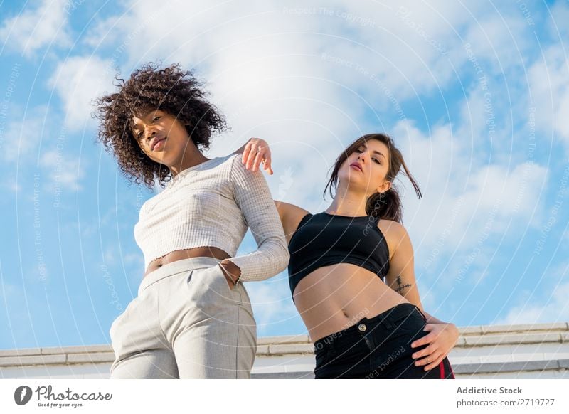 Junge, stylische Frauen auf der Treppe hübsch schön Jugendliche Blick in die Kamera Hände in den Taschen Zusammensein Coolness Großstadt Stadt Stil Porträt