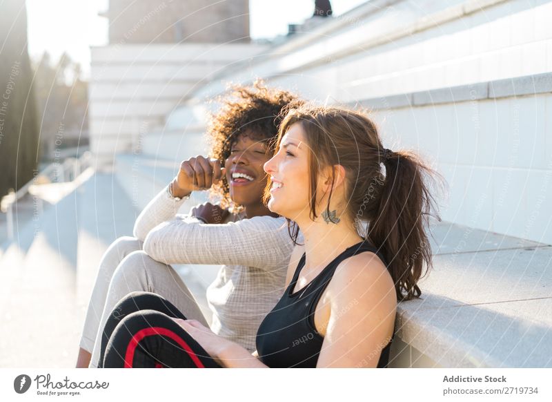 Glückliche Freunde auf der Treppe sitzen Frau hübsch schön Jugendliche Freitreppe Coolness Großstadt Stadt Stil Porträt Mensch attraktiv lockig schwarz Gesicht