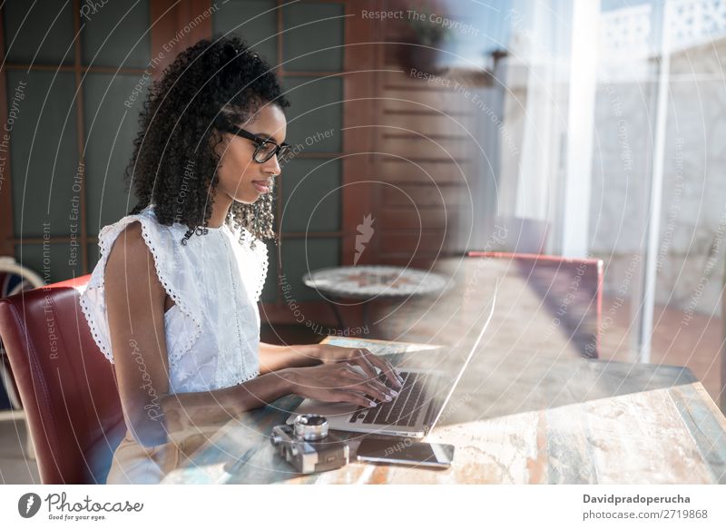 Frau, die am Laptop arbeitet Business ethnisch Mitteilung Computer Lächeln Funktelefon krause Haare PDA Arbeit & Erwerbstätigkeit Technik & Technologie lernen