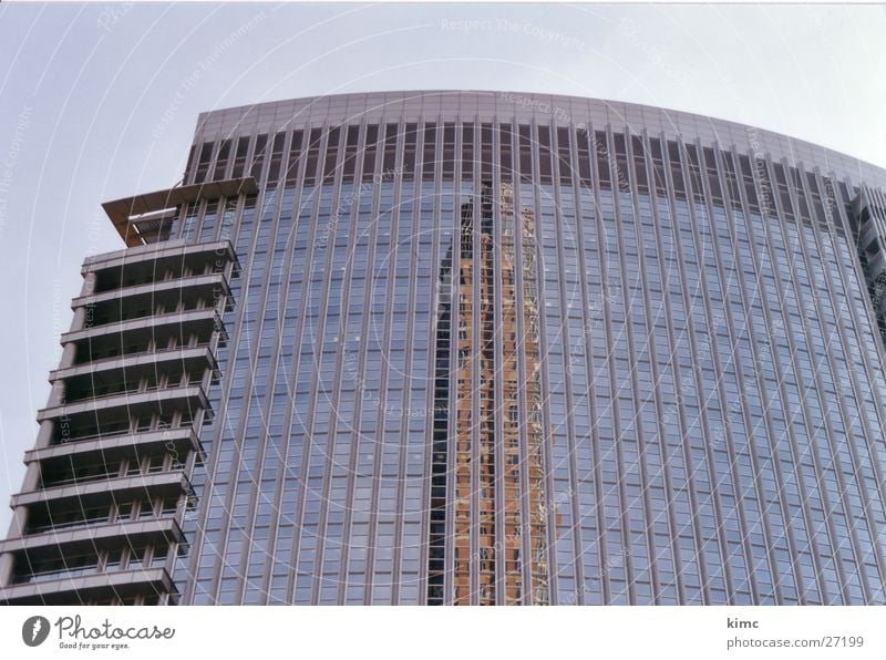 Spiegelung des Messeturms Frankfurts Gebäude Hochhaus Reflexion & Spiegelung Frankfurt am Main Architektur Himmel