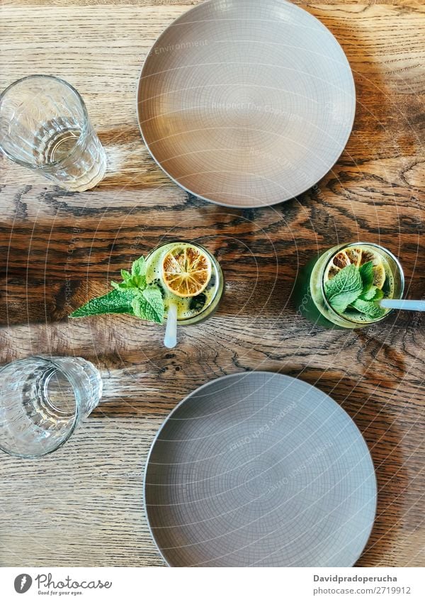 Draufsicht auf grünen Salat mit grünem Saft Biografie Handy Trinkhalm trinken Tisch gelb Handtuch Glas Lebensmittel Entzug Essen Milchshake gemischt