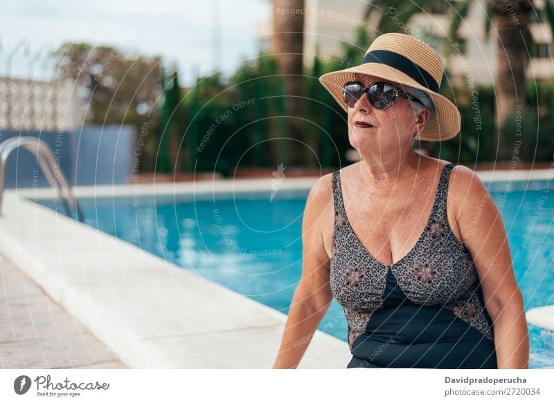 Ältere alte Frau graue Haare am Schwimmbad sitzend Ferien & Urlaub & Reisen Senior Freizeit & Hobby Wellness Kaukasier natürlich Glück genießen Erholung