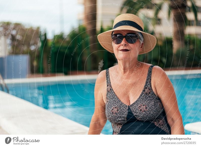 Ältere alte Frau graue Haare am Schwimmbad sitzend Ferien & Urlaub & Reisen Senior Freizeit & Hobby Wellness Kaukasier natürlich Glück genießen Erholung