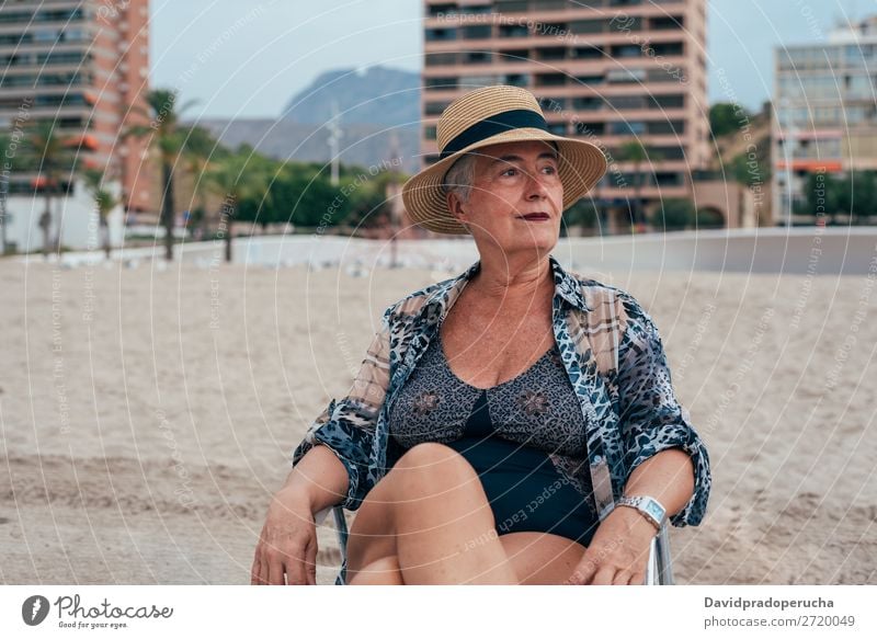 Ältere Frau am Strand mit Strohhut Ferien & Urlaub & Reisen alt Senior Freizeit & Hobby Kaukasier natürlich Glück graue Haare genießen Erholung Textfreiraum