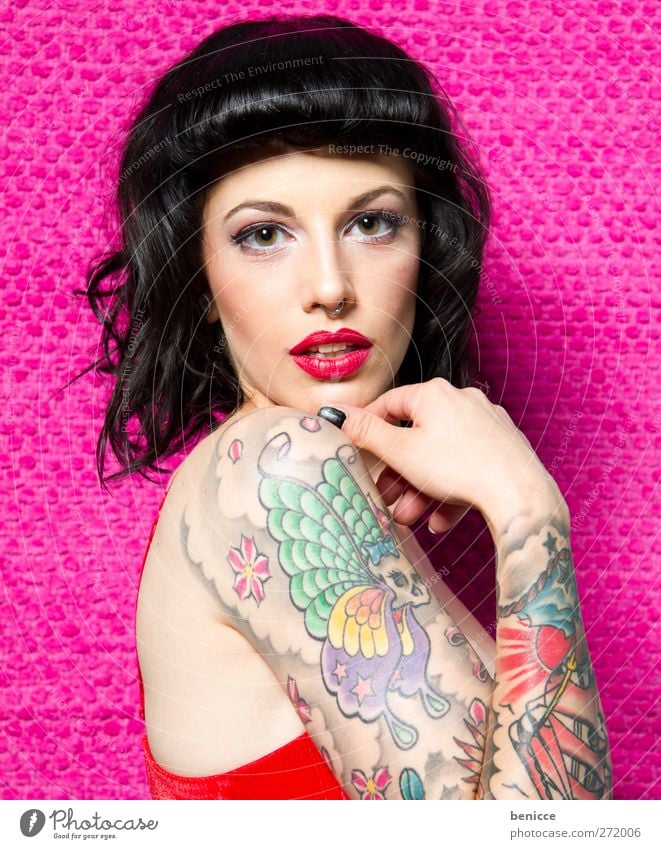 pinup Frau Mensch Tattoo Junge Frau Sechziger Jahre Siebziger Jahre retro abstrakt tätowiert Blick in die Kamera Erotik genießen reizvoll High Key cover Model