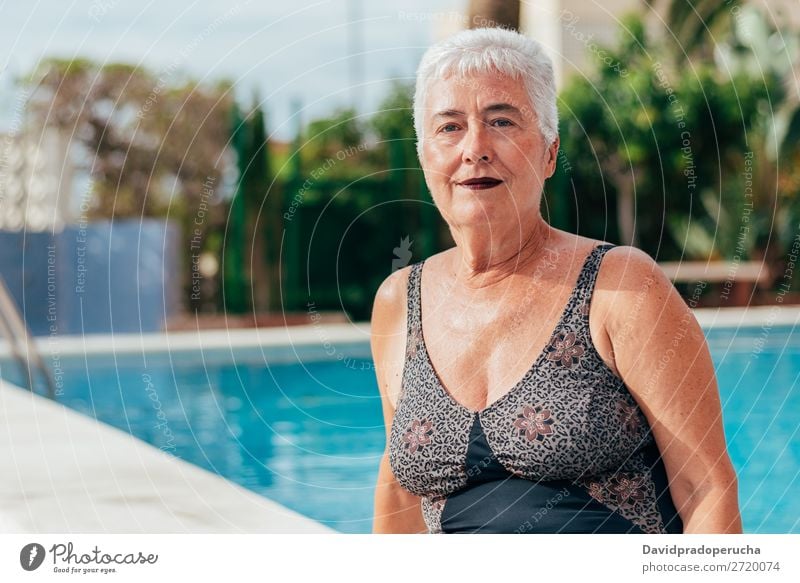 Ältere alte Frau graue Haare am Schwimmbad sitzend Ferien & Urlaub & Reisen Senior Freizeit & Hobby Wellness Kaukasier natürlich Glück genießen Erholung