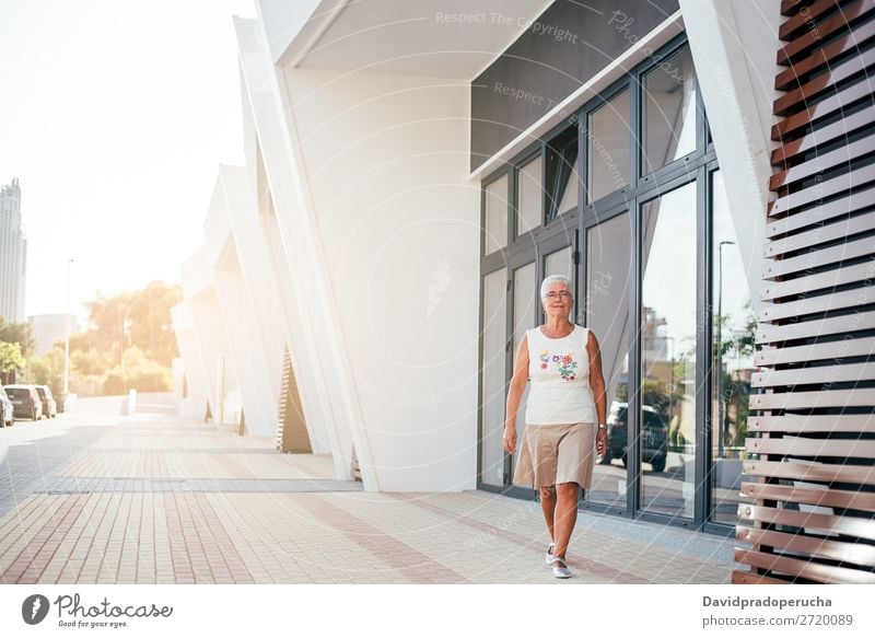 Ältere Frau, die auf der Straße geht. graue Haare alt Beautyfotografie in den Ruhestand getreten Mensch Senior Erholung laufen niedlich attraktiv horizontal