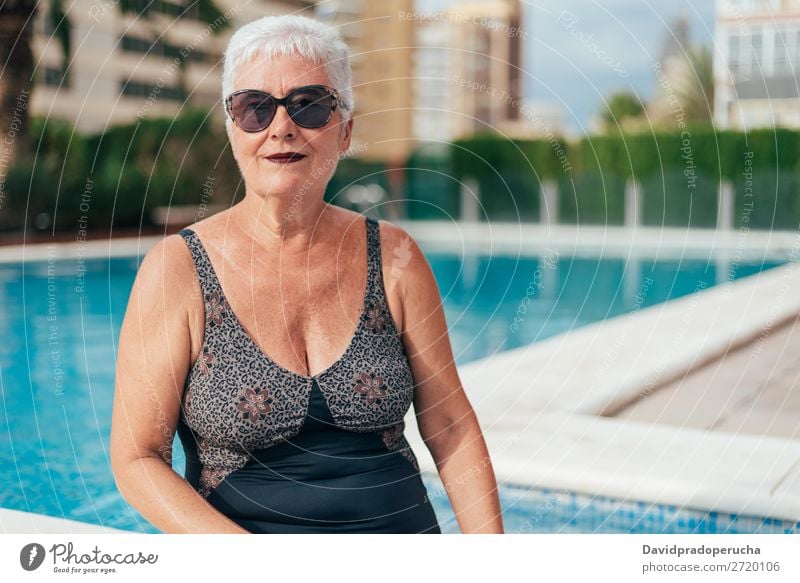 Ältere alte Frau graue Haare am Schwimmbad sitzend Ferien & Urlaub & Reisen Senior Freizeit & Hobby Wellness Kaukasier natürlich Glück genießen Erholung