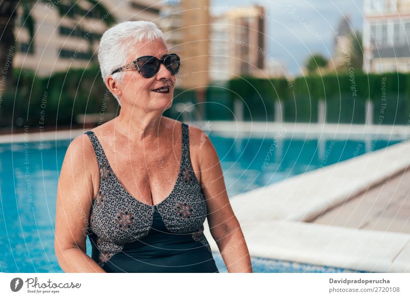 Ältere alte Frau graue Haare am Schwimmbad sitzend Ferien & Urlaub & Reisen Senior Freizeit & Hobby Wellness Kaukasier natürlich Glück genießen Erholung