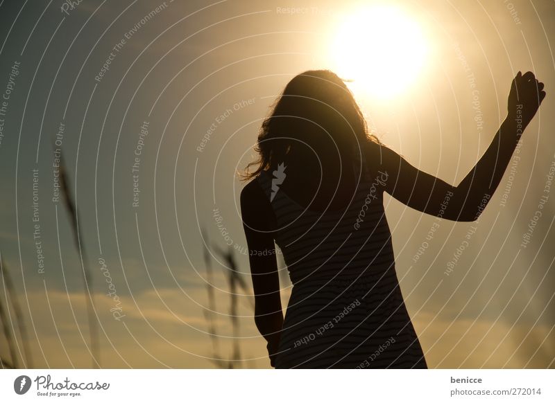 Frühlingstag Frau Mensch Junge Frau Gegenlicht Sonne Sonnenstrahlen Sommer gehen Wiese Natur Gras Spaziergang Einsamkeit Silhouette Schatten Wärme Licht Himmel