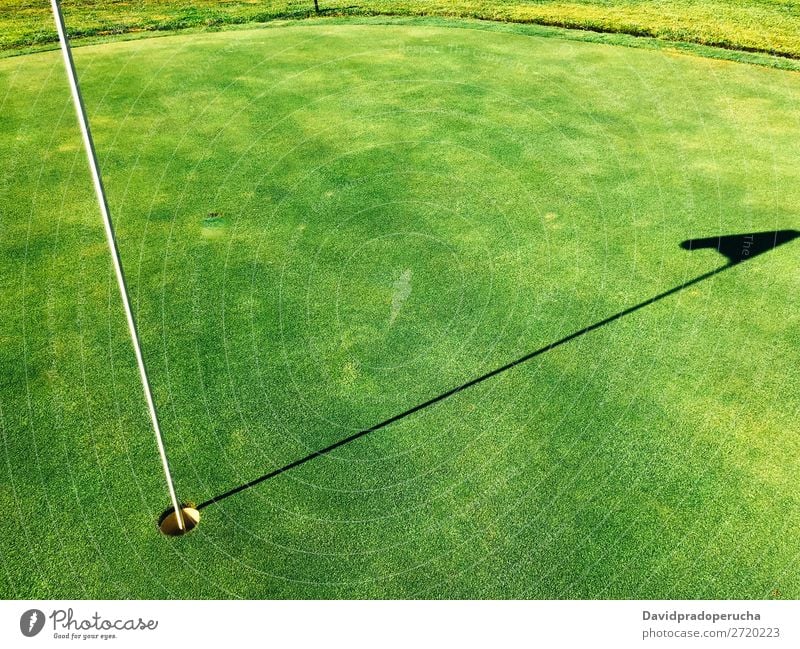 Leere Golfplatzwiese Feld Golfloch Natur Gras Wiese Erholung Putten Sport üben Fitness Konkurrenz Herausforderung Flugrichtung Sommer Spielen Club grün