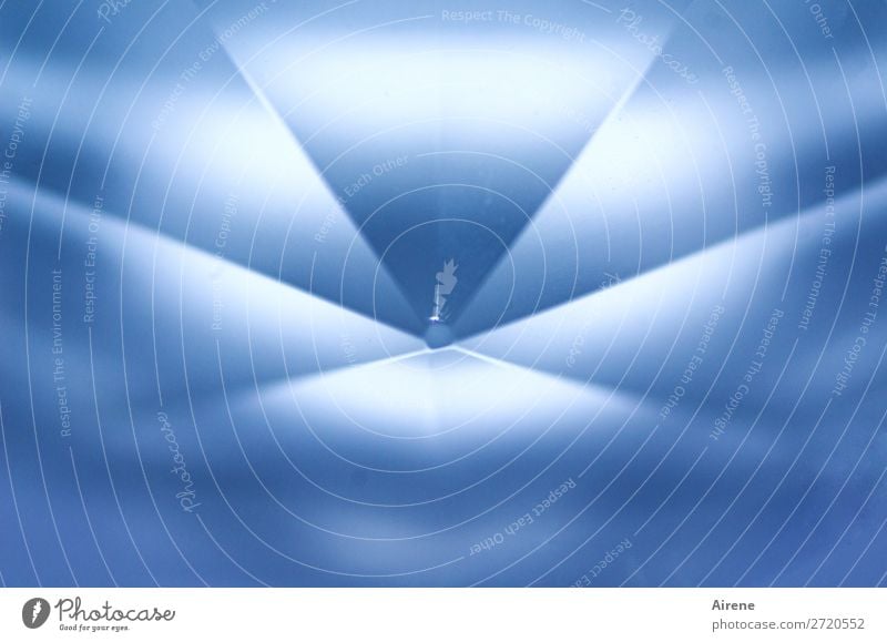 geschliffen Kristallstrukturen Prisma Symmetrie Mitte Mittelpunkt strahlenförmig einfach blau weiß Ordnungsliebe Reinheit Reichtum Preisschild rein Qualität