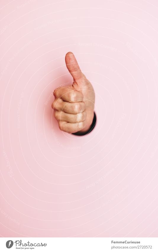 Woman's hand with thumb up feminin 1 Mensch Zeichen Kommunizieren Daumen hoch gestikulieren rosa Kreis ausgeschnitten alles klar Farbfoto Studioaufnahme