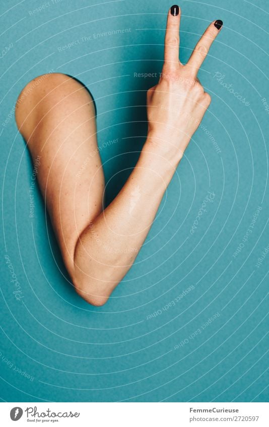 Arm of a woman showing hand signal feminin 1 Mensch Kommunizieren Frieden Erfolg Sieg gestikulieren Hand Zeichen Finger Arme türkis Nagellack Kreis