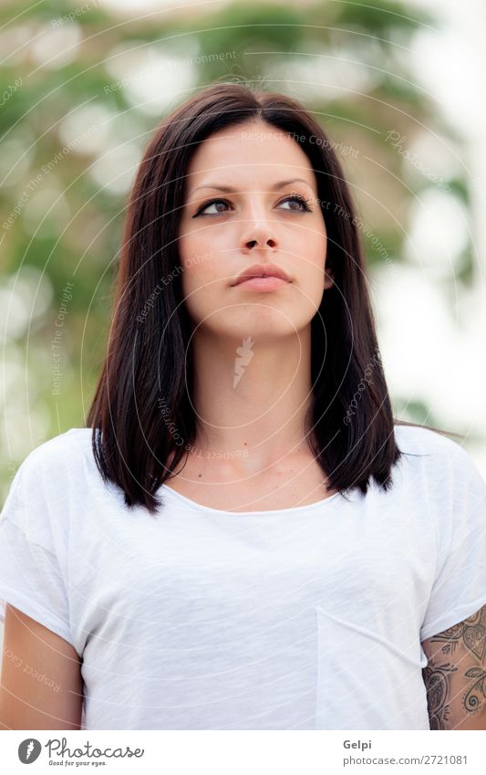 Junge schöne Frau mit brünetten Haaren. Lifestyle Freude Glück Gesicht Erholung ruhig Freiheit Sommer Mensch Erwachsene Jugendliche Natur Park Mode Denken