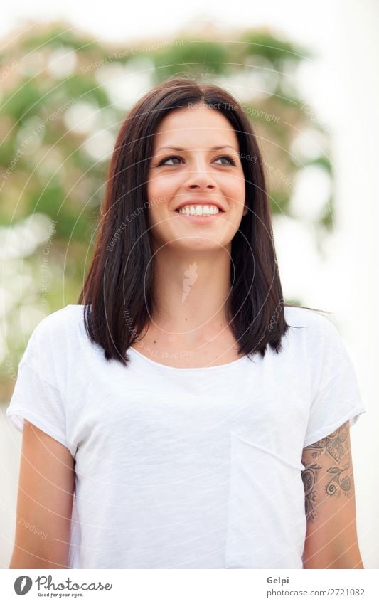 Junge schöne Frau mit brünetten Haaren. Lifestyle Freude Glück Haut Gesicht Erholung Freiheit Sommer Mensch Erwachsene Jugendliche Natur Gras Park Mode Lächeln