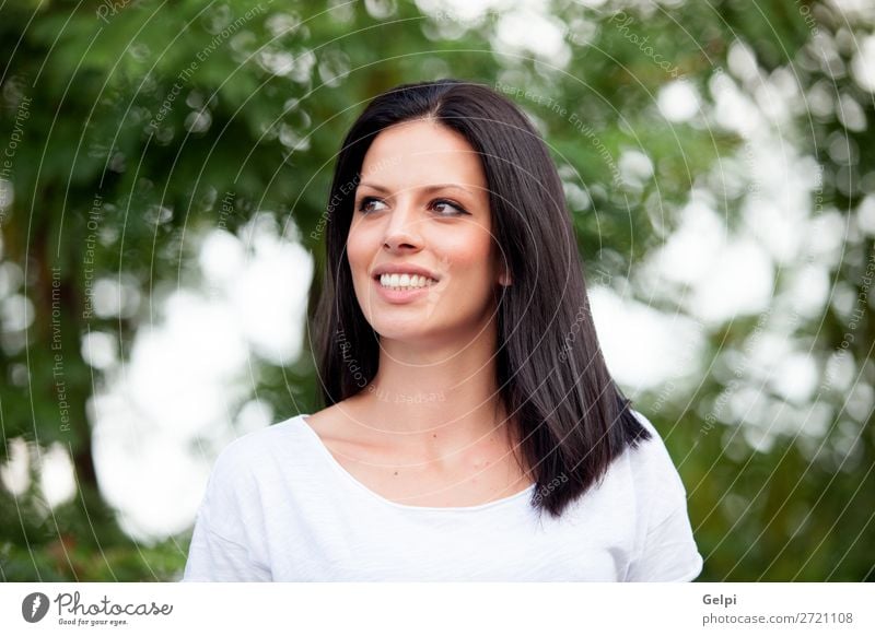 Junge schöne Frau mit brünetten Haaren. Lifestyle Freude Glück Gesicht Erholung ruhig Freiheit Sommer Mensch Erwachsene Jugendliche Natur Park Mode Denken