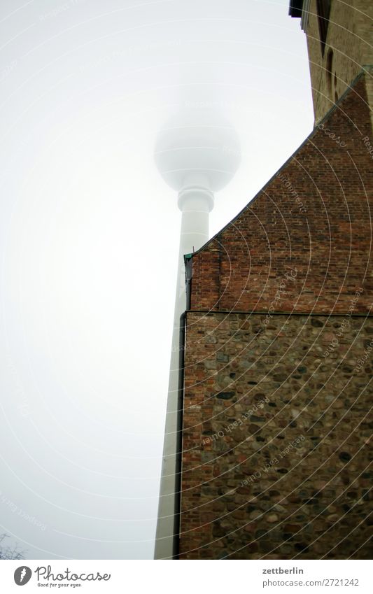 Fernsehturm und Marienkirche Architektur Berlin Großstadt Deutschland Nebel Dunst Feinstaub Berliner Fernsehturm Froschperspektive Hauptstadt Haus Herbst Himmel