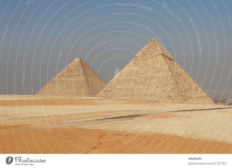 Zwei Pyramiden Ferien & Urlaub & Reisen Technik & Technologie Mensch Kunst Kultur Architektur alt gelb Gesellschaft (Soziologie) Perspektive agressivität antik