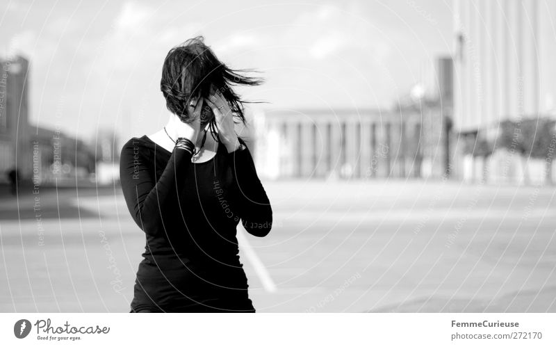 Stürmische Zeiten. feminin Junge Frau Jugendliche Erwachsene 1 Mensch 18-30 Jahre Stress Einsamkeit Enttäuschung Schmerz Trennung Wind Sturm Industriegelände