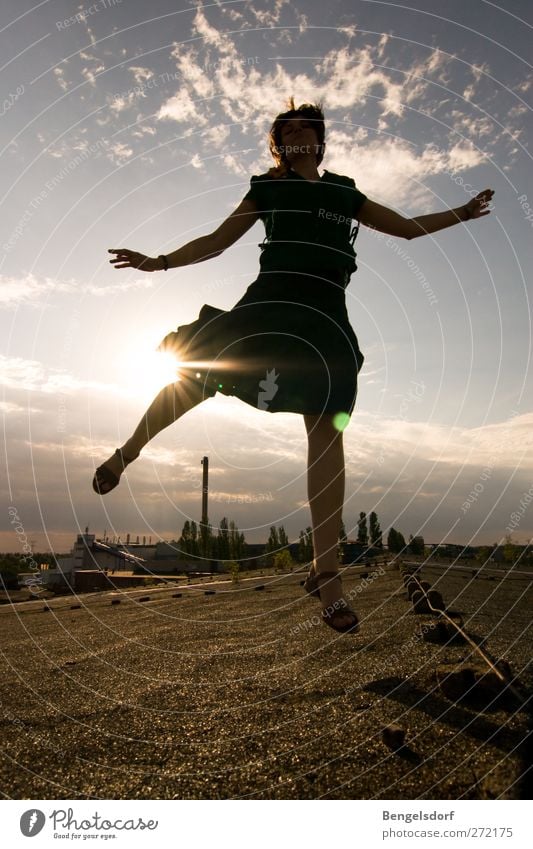 Sommer, babe! Spielen Mensch Junge Frau Jugendliche 1 Wolken Sonne Sonnenaufgang Sonnenuntergang Sonnenlicht springen fliegen Gute Laune Fröhlichkeit