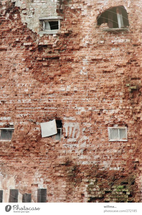 Kurz vorm Zusammenbruch noch die Fassade wahren Haus Gebäude Mauer Wand Fenster Backsteinwand hässlich kaputt Stadt Verfall Vergänglichkeit Wandel & Veränderung