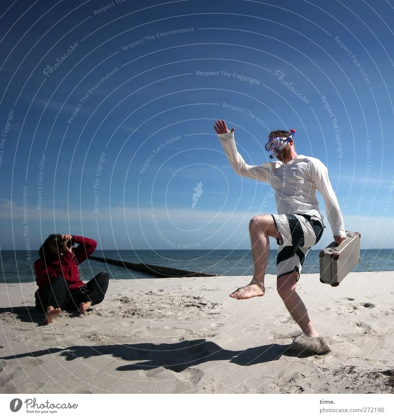 Hiddensee | Performing The Hidden Sea Dance Mensch maskulin feminin Körper 2 Umwelt Wasser Himmel Horizont Schönes Wetter Küste Strand Koffer Taucherbrille