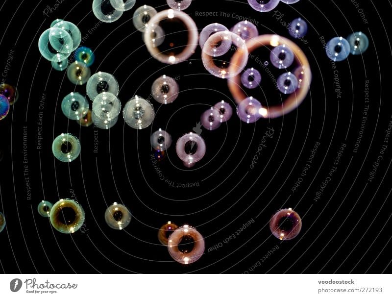 Für immer blasende Blasen Karneval Jahrmarkt Luft Kugel dunkel blau grün rot Luftblase fliegend glühen irisierend rund gestreut Form glänzend Größen Sphären
