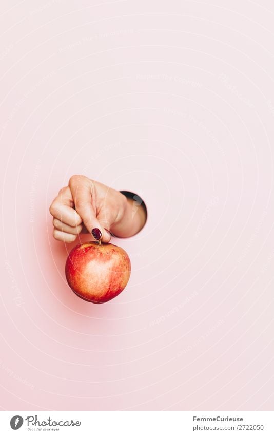 Hand of a woman holding an apple Leben feminin Frau Erwachsene 1 Mensch Gesundheit Apfel Vitamin Gesunde Ernährung Vegetarische Ernährung Vegane Ernährung rosa