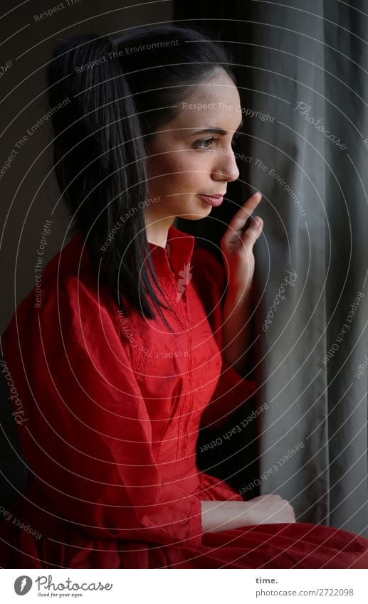 am Fenster Raum Vorhang Gardine feminin Frau Erwachsene 1 Mensch Kleid schwarzhaarig langhaarig Zopf beobachten Denken festhalten Blick sitzen warten dunkel