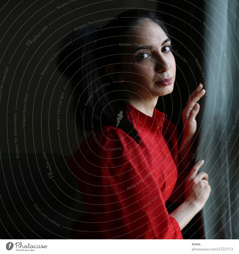 am Fenster Gardine Vorhang Tuch Stoff feminin Frau Erwachsene 1 Mensch Kleid schwarzhaarig langhaarig beobachten Denken festhalten Blick dunkel schön