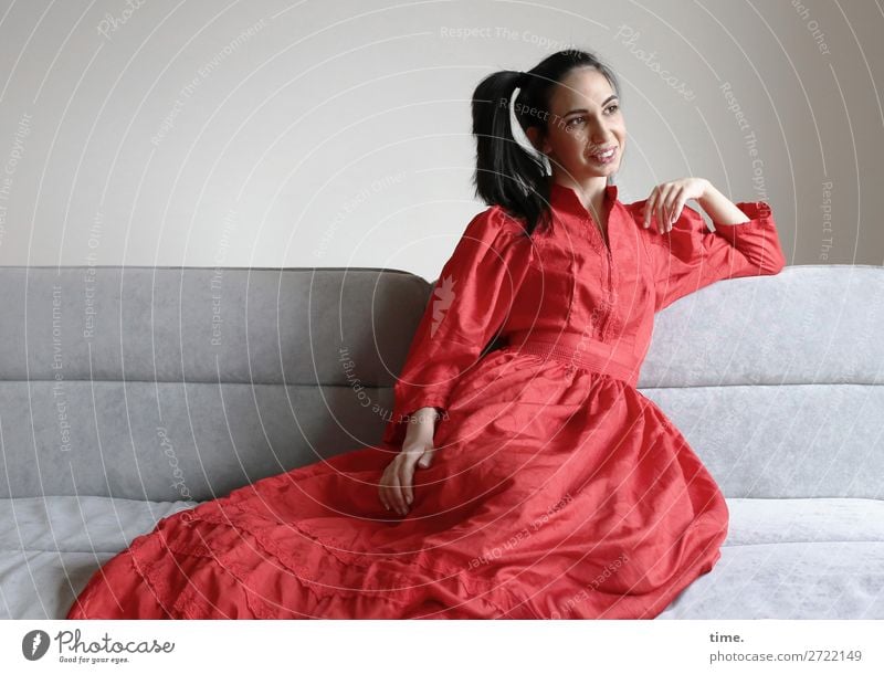 GizzyLovett Sofa Raum feminin Frau Erwachsene 1 Mensch Kleid brünett langhaarig Zopf beobachten Erholung genießen Lächeln lachen liegen Blick Freundlichkeit