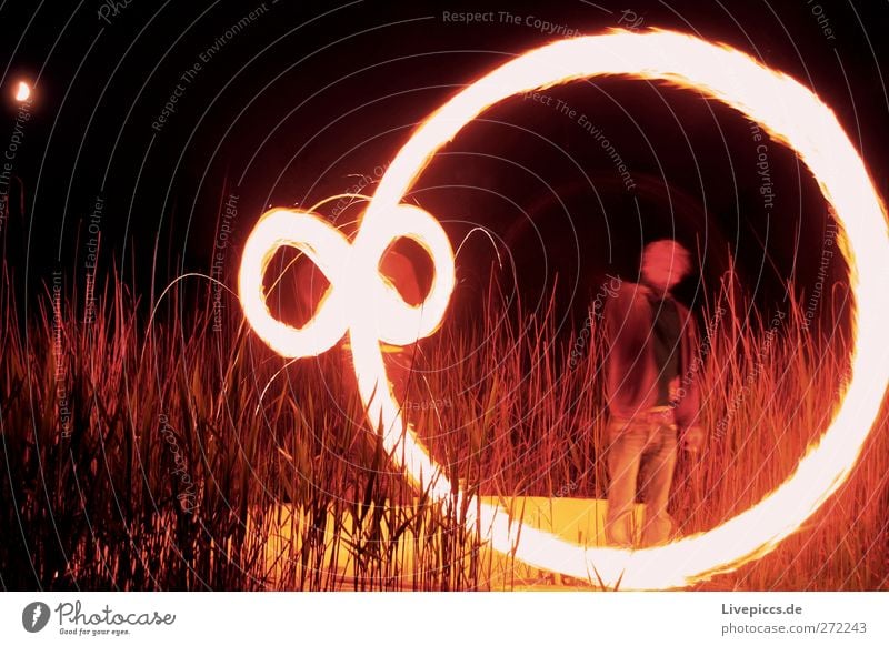 Feuerrad Mensch maskulin Mann Erwachsene Körper 2 Umwelt Natur Landschaft leuchten Brand Farbfoto Außenaufnahme Nacht Licht Schatten Lichterscheinung Gegenlicht