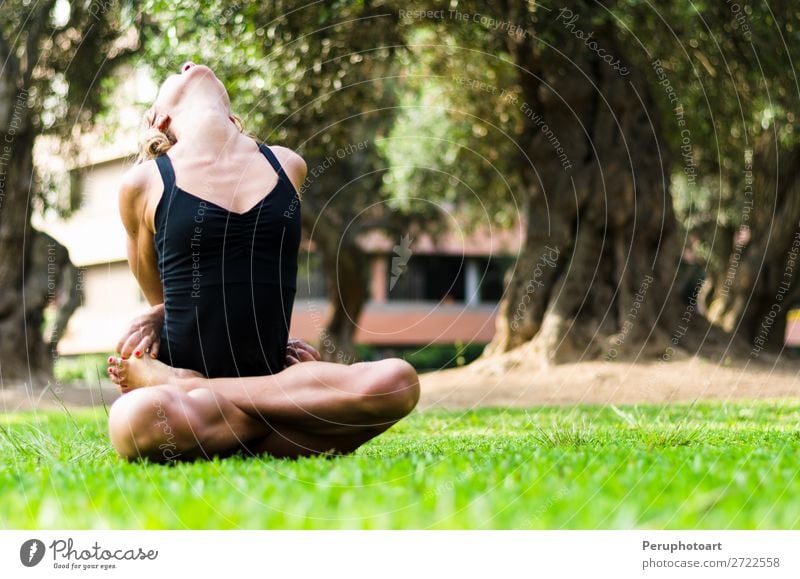 Frau, die Yoga praktiziert. Die Locked Lotus Pose Baddha Padmasana. Diät Lifestyle schön Körper Erholung Meditation Freizeit & Hobby Sport Erwachsene Park