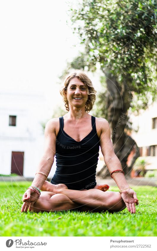 Meditierende und praktizierende Frau Yoga, Padmasana. Lifestyle schön Körper Wellness Leben harmonisch Erholung Meditation Erwachsene Natur Park Fitness sitzen