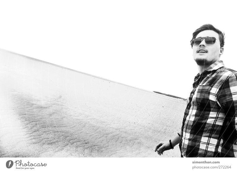 wüstenmarsch 2 Mensch laufen Urlaubsfoto Wüste Sand Ödland Meer Strand karriert Hemd Sonnenbrille Jugendliche Stil Model unterwegs Wind Blick Erotik