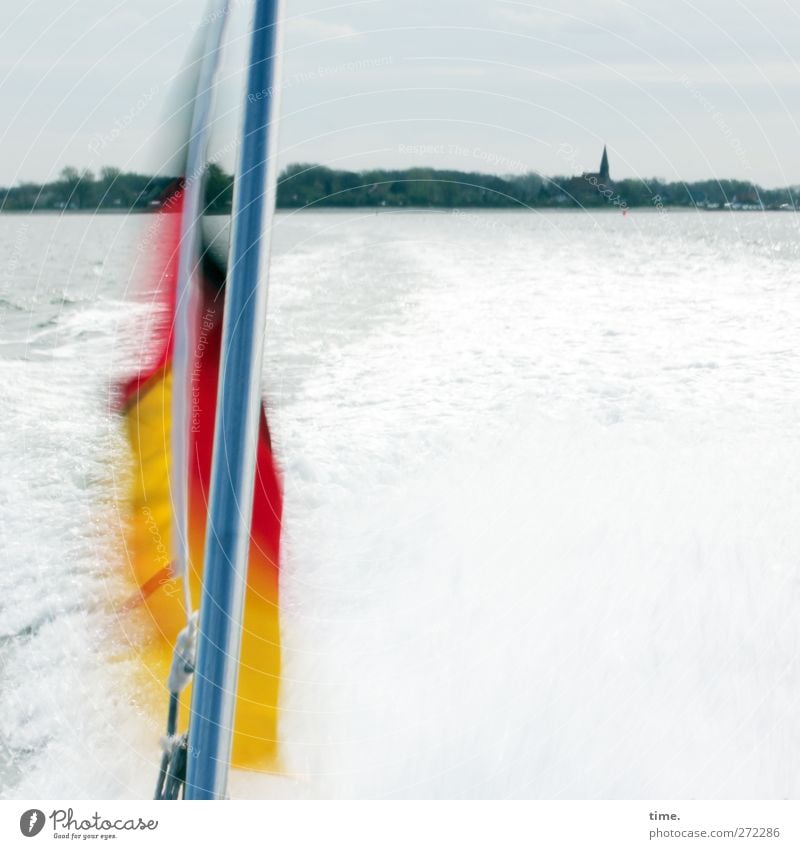 Hiddensee | Schland am Heck Wasser Himmel Horizont Wellen Küste Ostsee Hafenstadt Kirche Turm Fahne Fahnenmast Schifffahrt Fähre Sportboot Motorboot